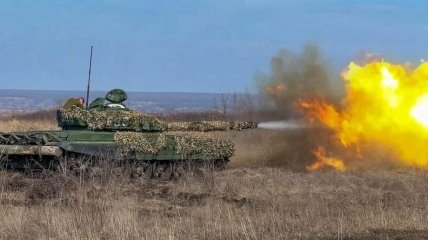 Украинские военные обороняются на линии фронта