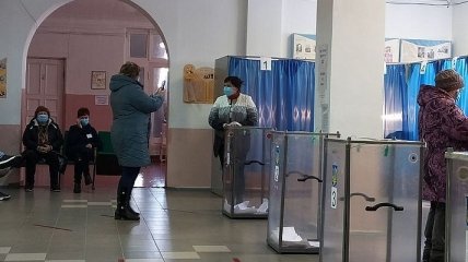 Жителей Донбасса заманивают на выборы новеньким айфоном: что об этом известно