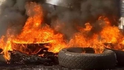 Митинги под ОГА: сторонники блокады зажгли шины