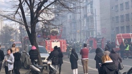 Клубы дыма валят один за другим: в центре Киева горит одно из старейших зданий (фото и видео)