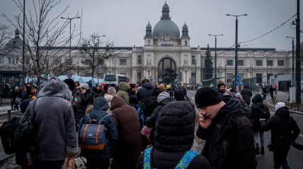 На львівський вокзал щодня прибувають тисячі переселенців, яким треба десь жити