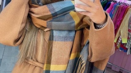 Широкий шарф можна пов'язати по-різному