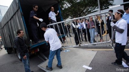 Власти Гонконга начали разбирать баррикады