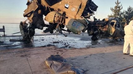 Обломки сбитого российского вертолета