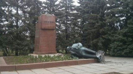 Милиция разыскивает людей, поваливших памятники Ленину в Харькове