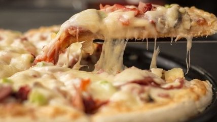 Рецепт дня: Пицца с кабачком, крабовыми палочками и сыром