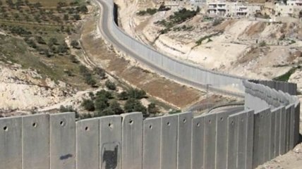 США начали финансирование строительства стены на границе с Мексикой