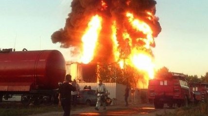 Во время пожара на нефтегазовой базе взорвались новые цистерны