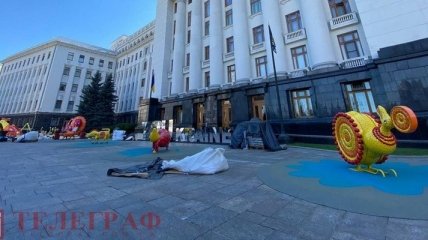 Детская площадка с персонажами картин - что сейчас происходит возле Офиса президента в Киеве (эксклюзивные фото)