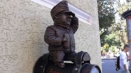 В центре Одессы во второй раз украли мини-скульптуру солдата Швейка 