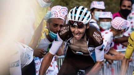 Велогонщик еле стоял на ногах после падения, но героически проехал еще 90 км на Тур де Франс (Видео)