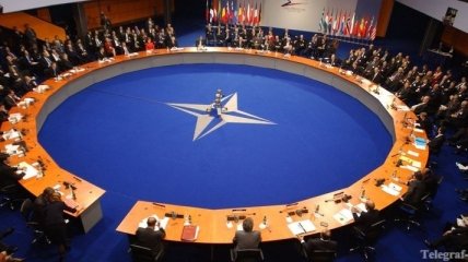 Министр обороны Украины обсудит с коллегами из НАТО кризис в стране