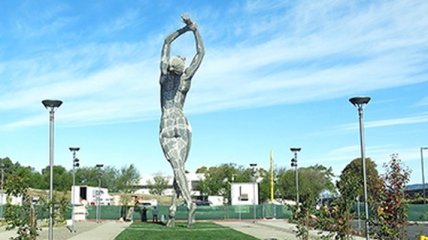 Гигантская статуя голой женщины разгневала жителей Калифорнии