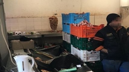 Операция "Мигрант": в Киеве пресекли работу цеха по производству шаурмы