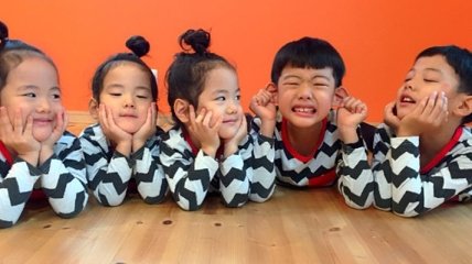 Трогательные снимки семьи, в которой растут девочки-тройняшки и мальчики-близнецы (Фото)
