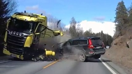 Уникальные кадры: лобовое столкновение автомобиля Volvo с грузовиком (Видео)