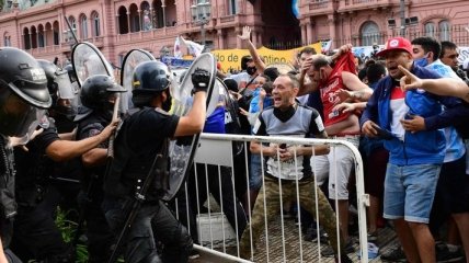 На прощании с Марадоной фанаты подрались с полицией (видео)