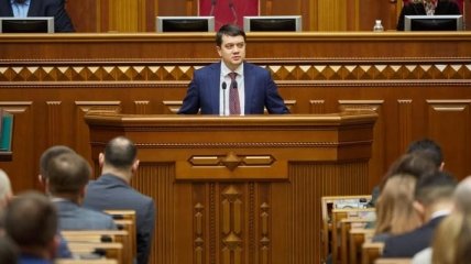 Після перерви Разумков знову зібрав депутатів на нараду