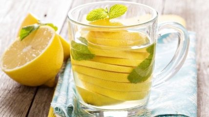 Названы 4 мифа о воде с лимоном