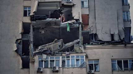 Последствия падения обломков ракеты в Киеве