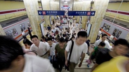 Пекинцы могут платить за проезд в метро пластиковыми бутылками