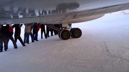 В Сибири пассажирам пришлось толкать примерзший самолет (Видео)