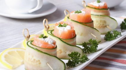 Рожки с авокадо, огурцом и красной икрой