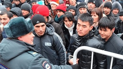 В россию приезжает много мигрантов, которых можно поставить "под ружье"