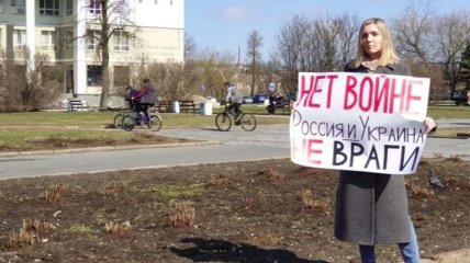 В России учительница вышла на одиночный протест против войны с Украиной