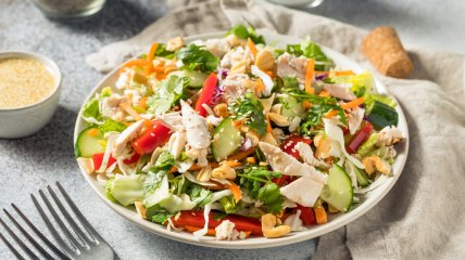 Салат із пекінською капустою та куркою