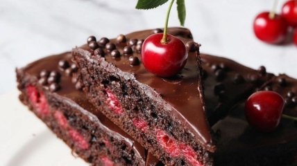 Шоколад і вишня — пісний пиріг для гурманів
