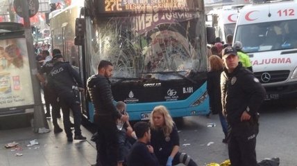 В Стамбуле водитель автобуса врезался в остановку и отбивался ножом от людей