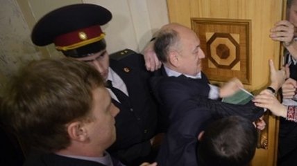 Оппозиция с криками "Тушку вон!" требует выгнать Табалова с Рады