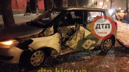 В Киеве таксист уснул за рулем и вылетел с дороги (Фото)
