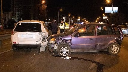 В Киеве в ДТП столкнулись три машины: пострадала девушка