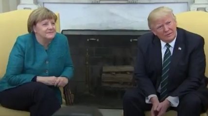Трамп отказался пожать руку Меркель на просьбу журналистов