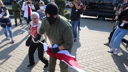 Символ белорусского протеста - 73-летнюю Нину Багинскую жестко задержали на глазах у прохожих