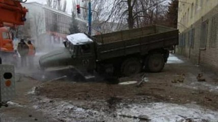 Даже дороги против оккупантов: военный Урал провалился в теплотрассу в Луганске (фото)