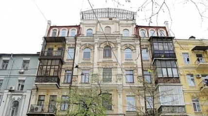 Квартира знаходиться у старовинному будинку в центрі Києва