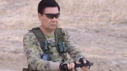 В стиле Рэмбо: Президент Туркмении проверил армию (Видео)