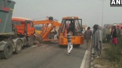 В Индии столкнулись 50 автомобилей, есть погибшие и раненые