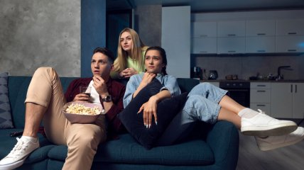 Люди смотрят кино