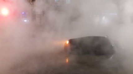 Центр Киева в горячей воде: машина ушла под землю из-за прорыва трубы