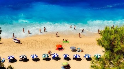 Греція відкриває пляжі: на узбережжі вже черги