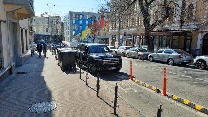 На улице Лысенко водители паркуются на велосипедной дорожке