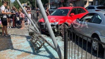 В Одесі два автомобілі влетіли в зупинку з людьми: перші подробиці і відео