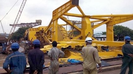 В Индии рухнул огромнейший кран, есть погибшие (Видео)