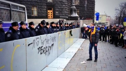 Евромайдан: у Администрации Президента в ход пошли коктейли Молотова