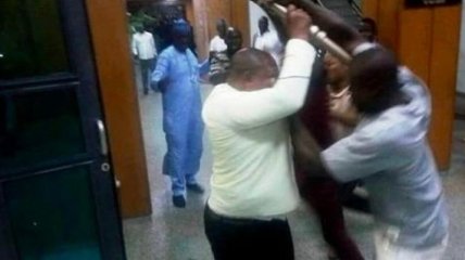 Наглая выходка: из парламента Нигерии публично украли жезл (Видео)