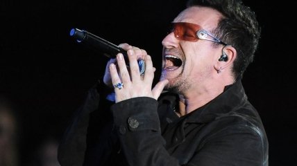Солист группы U2 Боно серьезно травмировался